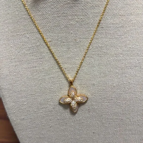 NWOT Clover Flower GoldTone Pendant Necklace & Matching Post Earrings. - Picture 2 of 9